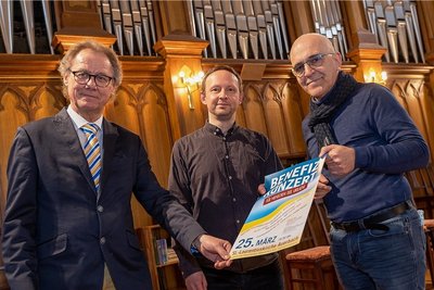 Ziehen an einem Strang, um mit einem Benefizkonzert der Ukraine zu helfen (von links): Stefan Fraas von der Vogtland-Philharmonie, Kirchenmusikdirektor Ulrich Meier und Joachim Otto von den Old Socks.