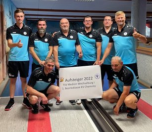 Das Aufstiegsteam der Saison 2021/22: Tobias Kriebitzsch, Falko Leißner, Tino Geppert, Steve Goldammer, Danny Gafert, Stephan Reichelt (h. v. l.), Willy Sacher und Michael Berlt (v. v. l.) 