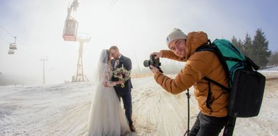 Fast mystisch war die Atmosphäre bei den Aufnahmen unter der Schwebebahn. Fotograf Steven Busch freute sich, mit Christin Müller-Egert und Felix Müller zwei so geduldige Modelle vor der Kamera zu haben. Dabei war es für beide das erste richtige Fotoshooting, abgesehen von dem bei ihrer echten Hochzeit.