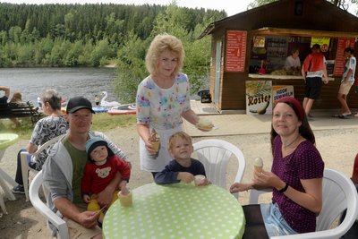 Mitten in der Natur und nah am Wasser befindet sich der Imbiss an der Talsperre Falkenstein - alles ist selbstgemacht, sagt Mitarbeiterin Romy Böttiger (Mitte).