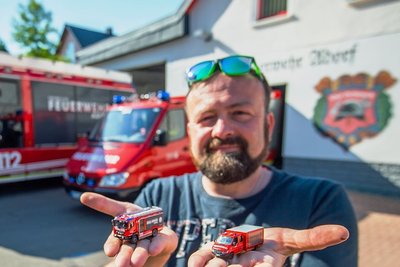 Stefan Wagner hat die Fahrzeuge des Fuhrparks der Freiwilligen Feuerwehr Adorf in Miniaturformat nachgebaut. 