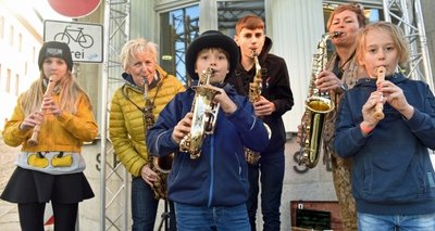 Die Musikschüler Mia, Klemens und Jakob (v. l.) traten erstmals öffentlich auf. Unterstützung kam von Annett Deutrich, Moris und Jeanette Clauß (v. l.).