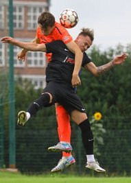 Tom Viehweger (schwarzes Trikot) vom Meeraner SV scheut auch mit einer Körpergröße von 1,73 Metern kein Kopfballduell, wie diese Szene mit Kai Wüstner vom Oberlungwitzer SV beweist .