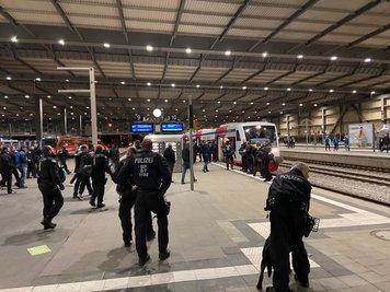 Für Aue-Fans, die ohne Auto angereist waren, stand ein Sonderzug im Chemnitzer Hauptbahnhof bereit.