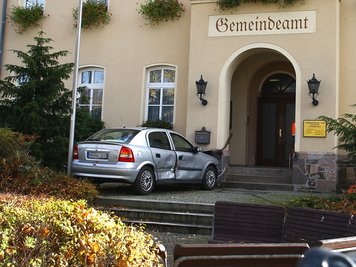 Bei einem Unfall in Hohndorf verpasste ein Opel-Fahrer knapp die Eingangstür des Gemeindehauses.