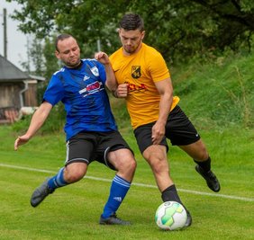Einen Schritt voraus: Der SV Geringswalde/Schweikershain, hier mit Oliver Thieme (r.) gegen den Mittweidaer Robby Sähmisch, ist durch den ersten Saisonerfolg auf Platz 4 der Mittelsachsenliga geklettert. 