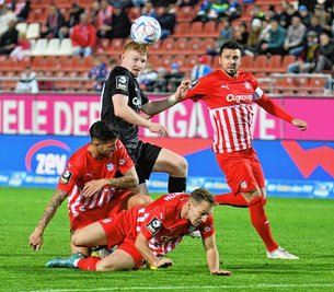 Robert Wagner (schwarzes Trikot) nimmt es in dieser Szene aus dem Drittliga-Spiel des SC Freiburg II beim FSV Zwickau gleich mit drei Gegenspielern auf. Der U-20-Nationalspieler bereitete Ende Oktober in der GGZ Arena das goldene Tor für die Gäste vor. Jetzt kehrt er im DFB-Trikot nach Zwickau zurück. 