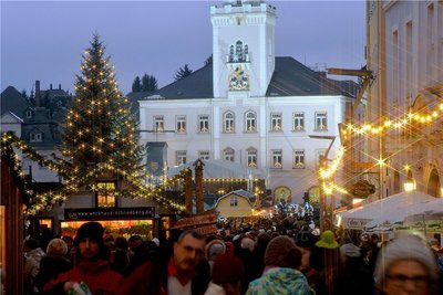 So festlich geschmückt im Glanz der Lichter soll der Weihnachtsmarkt in Schneeberg in diesem Jahr wieder erstrahlen. Foto: Hendrik Schmidt/dpa/Archiv