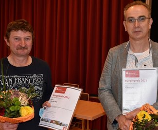 Mathias Wild (links) und Ralf Fengler wurden für ihr ehrenamtliches Engagement mit dem Bürgerpreis 2021 der Verwaltungsgemeinschaft Schöneck-Mühlental ausgezeichnet. 
