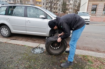Auch an der Elisenstraße musste Maik Piassek den Reifen wechseln.