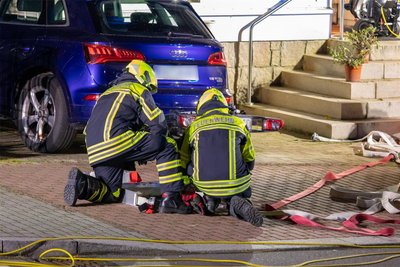 Ein Übergreifen der Flammen von einem Holzstapel auf ein Wohnhaus konnte verhindert werden.