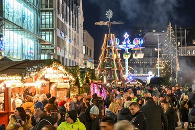 Der Chemnitzer Weihnachtsmarkt ist vor allem in den Abendstunden gut besucht, wie hier am Eröffnungstag.