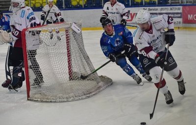 Die Chemnitz Crashers um Sebastian Kneuse (in blau) konnten mit dem 6:2 gegen die Eisbären Juniors wieder einen Erfolg feiern. 