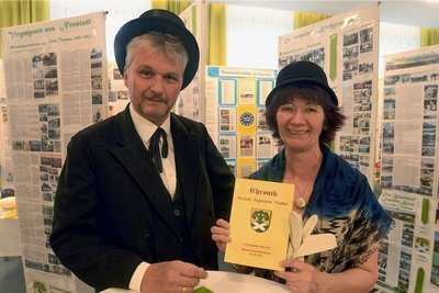 Heike Rittrich und Ralph Ide mit der von ihnen erstellten Chronik von Neustadt. Auch die Ausstellung "600 Jahre Neustadt" im Bürgersaal der Gemeinde haben sie zusammengetragen.