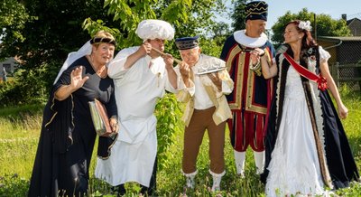 Zofen, Koch und Kammerdiener: Regina Herberger, Thomas Kühn, Frank Schleußing, Hans Mühler und Irina Schädlich (v. l. n. r.) proben für den Fürstentag in Rochlitz. Das historische Schauspiel "Eine Epoche sächsischer Geschichte" wird am Samstag ab 15 Uhr auf der Marktbühne aufgeführt. 