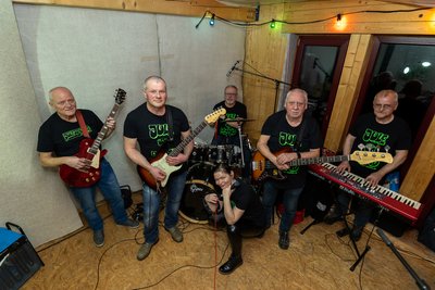 Gründungsmitglied und Bandchef Jörg Schönfelder, Gunnar Meinel, Günter Horn, Sandra Werler, Matthias Herz und Uwe Baldauf - das ist die aktuelle Besetzung der Jule-Rockband, die nach fast 30 Jahren zu ihrem Comeback einlädt.
