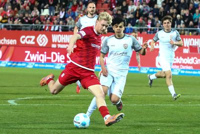 Luca Prasse (links) kommt in dieser Szene aus dem Heimspiel des FSV Zwickau gegen den BFC Dynamo (2:2) vor Sven Ho zum Torschuss.