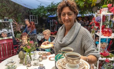 Sammeltassen sind ihre Leidenschaft: Korina Ernst zeigte den Besuchern der Falkensteiner Kirmes eine große Auswahl.