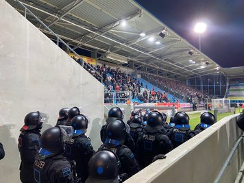 Insgesamt waren 450 Kräfte der Polizeidirektion Chemnitz und 200 Beamte der Bundespolizei im Einsatz.