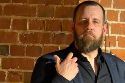 Martin Berke - der versöhnlich Unversöhnliche in seinem neuen Programm „Unversöhnlichkeitsstörung“ auf der Bühne des Kellers des Chemnitzer Kabaretts.