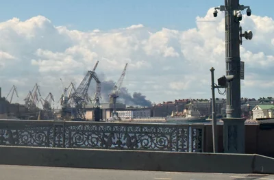 Während des Wirtschaftsforums in St. Petersburg brannte schon am Mittwoch eine Ölraffinerie nach einem ukrainischen Drohnenangriff. (Archivbild)