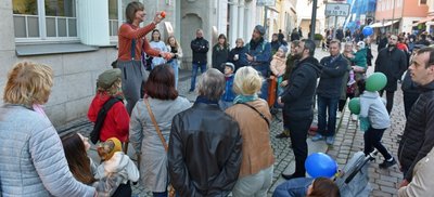 Jongleur und Artist Janko vom Straßentheater Raduga wusste sein Publikum mit Tricks zu begeistern. 