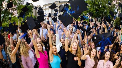 Das traditionelle "Hütewerfen" bildete den Abschluss der Feierlichen Exmatrikulation zur Verabschiedung der Absolventen der Hochschule Mittweida. Gleich mehrere Feiern, die zuvor wegen Corona nicht stattfinden konnten, wurden damit nachgeholt. 
