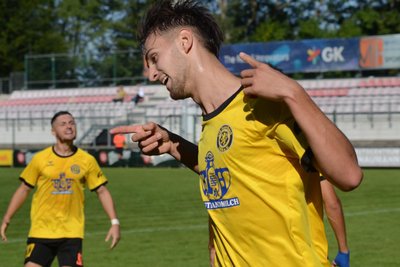 Auerbachs Charlie Spranger jubelt nach seinem 2:1-Siegestreffer.