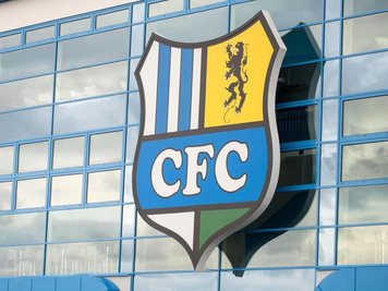 Das Logo des Chemnitzer FC ist zu sehen.