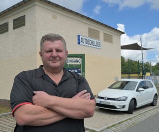 Detlef Busch ist vor zehn Jahren in die ehemalige Trafostation am Bahnhof gezogen, um dort Autoschilder zu verkaufen. Vermietet wird das Gebäude von der Stadt. Buschs Vertrag wurde allerdings gekündigt. In einem Bieterverfahren wird entschieden, wer ab dem 1. September einziehen darf. 