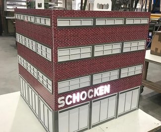 Am Haupteingang soll nach dem Sanierungsende der flackernde Schriftzug "Schocken" die Besucher begrüßen. Am Samstag finden Führungen durch das ehemalige Kaufhaus in Crimmitschau statt. 
