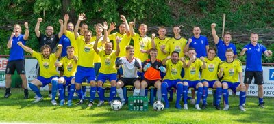 So jubelt der Kreismeister. Hinten von links: Tom Jahnel (Co-Trainer), Franz Warzik (Teambetreuer), Silvio Peschel (Vereinschef), Steve Ehrler (Kapitän), Michael Herbst, Philipp Gust, Franz Thümmler, Jonas Schebitz, Paul Stettin, Noah Schebitz, Sven Werwitzke (Mannschaftsleiter), Sven Fritzsche (Trainer). Vorn von links: Robert Bauer, Elias Kürschner, Christian Liebig, Rene Ehrler, Moritz Tomann, Dominique Lenk, Thomas Baumann, Danny Sochau, Nils Frischmann, Niklas Böhm. Es fehlen: Norman Göpfert, Sebastian Ketting, Christian Herbst, Raphael Flämig, Martin Lindner, Erik Bräunel. 