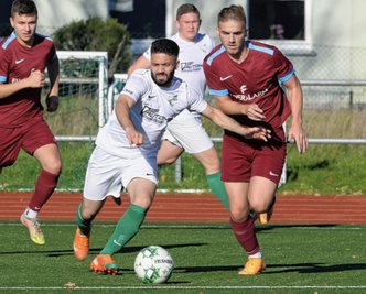 Allah Yahya (l.), hier gegen den Zwickau Max Kässner im Kampf um den Ball, traf für die Thalheimer zur zwischenzeitlichen 1:0-Führung. Nach fünf Pleiten in Serie feierten die Erzgebirger beim 2:1 wieder einen Sieg. 