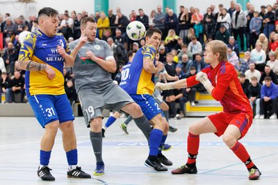 Auch Sebastian Lein (Zweiter von links) und die SpVgg Grünbach-Falkenstein stehen in der Zwischenrunde. Der Post SV Plauen (von links (Maik Heinisch, Sebastian Müller und Jonas Langner) schied aus.