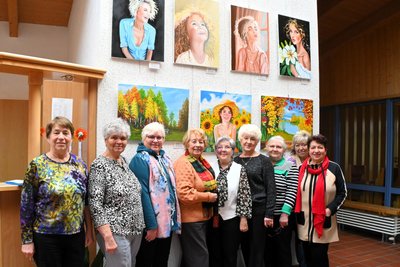 Ida Schneider (Mitte) mit Frauen des Vereins der Russlanddeutschen vor ihren Bildern. Links die Ortsvereinsvorsitzende Lilli Tews.