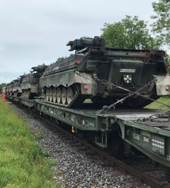 20 Militärfahrzeuge, darunter18 Panzer, wurden am Mittwoch in Marienberg verladen. 