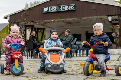 Bobbycars und Dreiräder sorgen für Familienfreundlichkeit am Rodewischer Insel-Imbiss. Das Bild enstand Ende Mai.