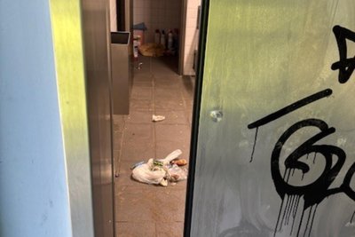 In der Toilette des Parkhauses wurde randaliert.