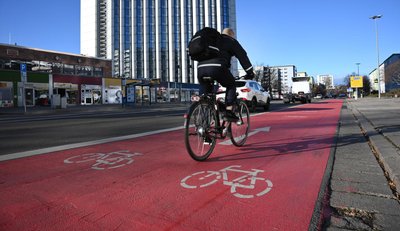 Die neue Spur für Radfahrer auf der Brückenstraße 