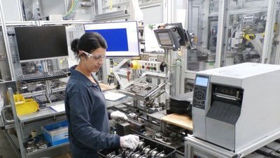 Maria Bonitz ist seit August 2005 in dem Werk am Pulvermühlenweg tätig. Hier werden pyrotechnische Generatoren für Fahrer-, Knie- und Seitenairbags in Kraftfahrzeugen hergestellt. 