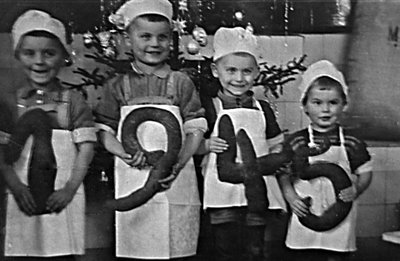 Familienbild von Weihnachten 1945: Siegfried (der früh starb), Dieter, Bernd und Rainer (v. l.). Alle erlernten das Bäckerhandwerk.