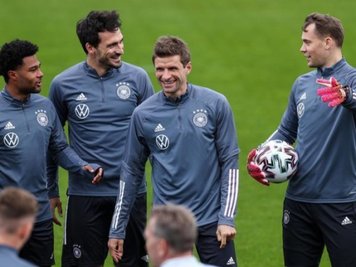 Die Rückkehrer Mats Hummels (2. v. l.) und Thomas Müller (3. v. l.).