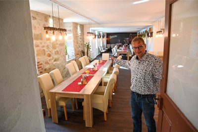 Jan Kösters vom „Roten Hirsch“ in Claußnitz hat die Steuerermäßigungen für Investitionen genutzt, hier der neue Gastraum Salzkammer.