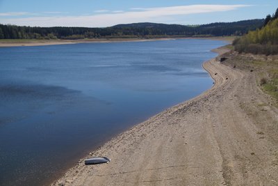 Die Talsperre Lehnmühle ist aktuell nur zu etwa 40 Prozent gefüllt. Gut sichtbar ist das fehlende Wasser am Uferrand. Eigentlich reicht es bis zu den untersten Bäumen.