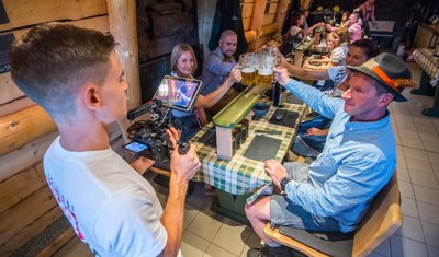 Biertrinken ist Schwerstarbeit: Patrick Weigel (r.) und Frances Klose (l.) mit ihren Wiesn-Komparsen. Paul Geschwandtner an der Kamera.