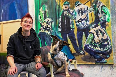 Lydia Thomas: Ihre Rastazöpfe sind längst weg, und zu ihrem Hund Monika ist der auf dem Foto zu sehende Gandhi hinzugekommen. Im Hintergrund hängt "Waldmensch", eines der neuen Bilder der Künstlerin.
