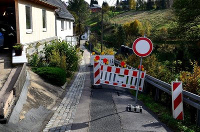 Die Bergstraße im Rossauer Ortsteil Schönborn-Dreiwerden war eingebrochen und musste gesperrt werden. Für die Erneuerung rechnet die Gemeinde vorläufig mit Kosten in Höhe von 130.000 Euro. 