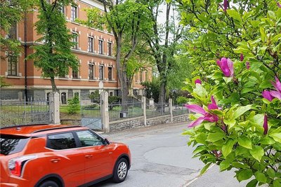 Der neuralgische Punkt ist die Hofeinfahrt. Feuerwehr und Laster müssen hier weit ausholen, um die Kurve zu kriegen.