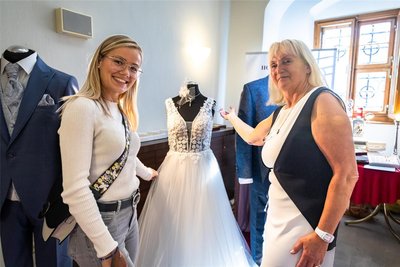 Sophia Müller (links) will im Sommer 2026 heiraten und ließ sich von Hochzeitsausstatterin Annette Kürth zu ihrem Outfit beraten.