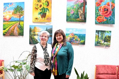 Ida Schneider (li.) und Valentina Klick vor Bildern der Wahl-Freiburgerin